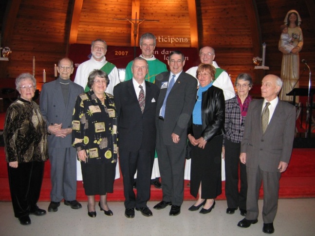 Roger Dubois, diacre - Christian L�pine, cur� - Jean Lavigne, diacre - Madame et monsieur Pradet - madame Gis�le Gagnon-Deschamps et monsieur Jean Deschamps - le pr�sident du comit� organisateur, Gille Melan�on et son �pouse, -  Madame et monsieur Bastien